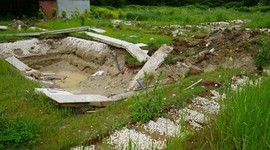 Bungalovları havuzuyla birlikte çaldılar!