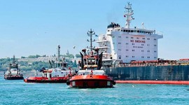 İstanbul Boğazı'nda karaya oturan gemi kurtarıldı