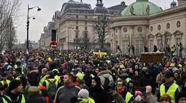 Fransa'da 200 bin kamu çalışanı sokağa indi