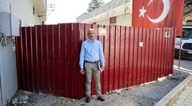 Adana'da sokağın girişini kapattı!