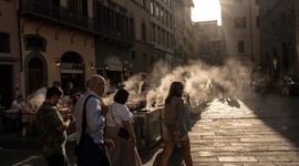 Komşuda aşırı sıcaklar tatil getirdi