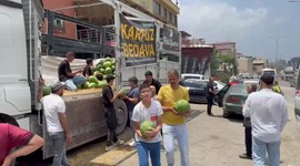 Hatay'da 20 ton karpuzu bedava dağıttı