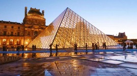 Paris'teki Louvre Müzesi ziyarete kapatıldı