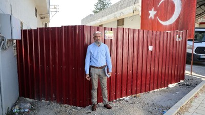 Adana'da sokağın girişini kapattı!