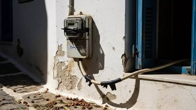 Yunanistan'da elektrik krizi! 450 Milyon Euro buhar oldu!