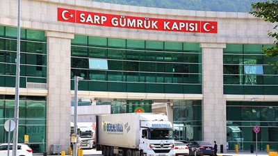 Sınır kapılarından yoğun geçişler sürüyor...