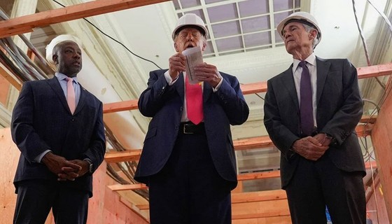 Trump ve Powell canlı yayında atıştı