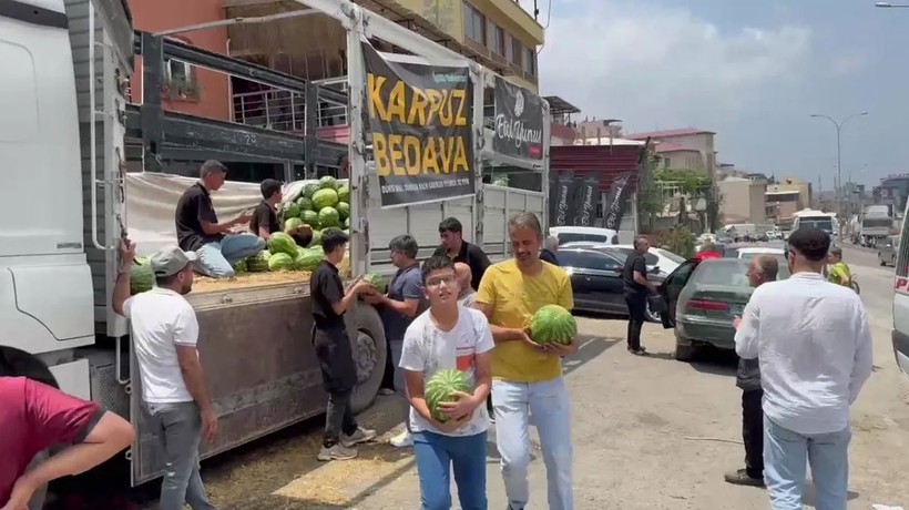 Hatay'da 20 ton karpuzu bedava dağıttı