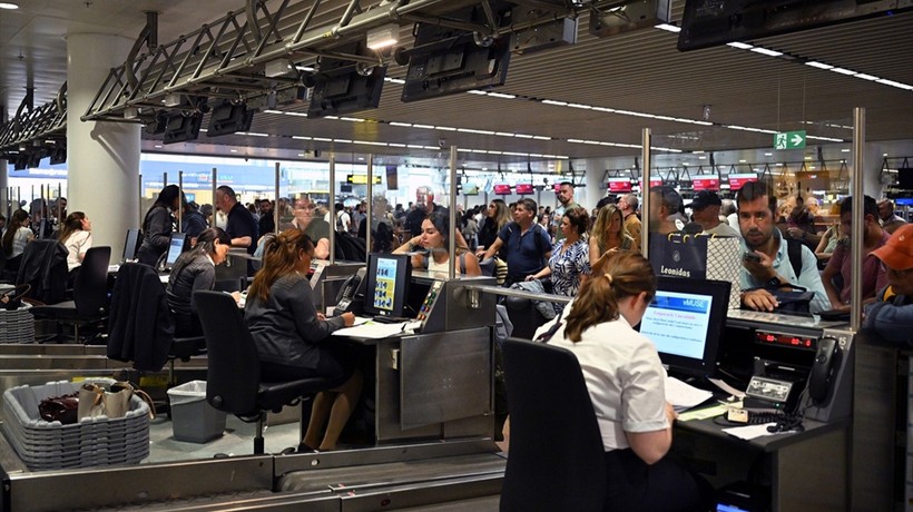 Avrupa’da uçuşlar durma noktasında! Hackerlar saldırdı: Heathrow, Brüksel ve Berlin’de sistemler çöktü