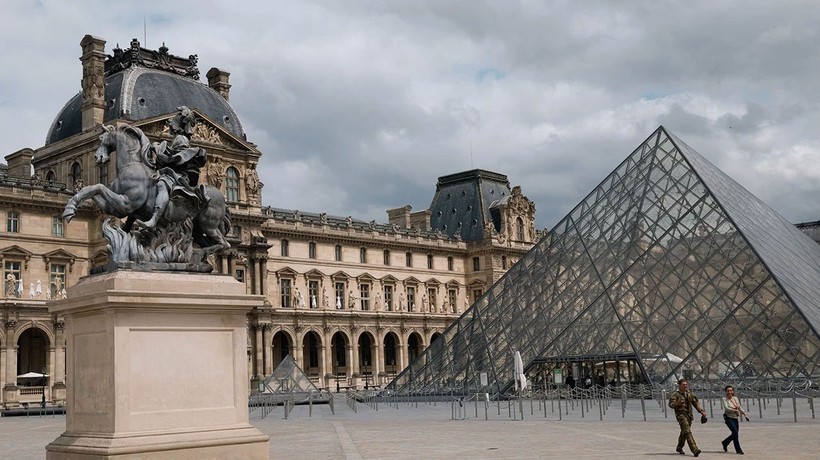 Paris'teki ünlü Louvre Müzesi'nde soygun