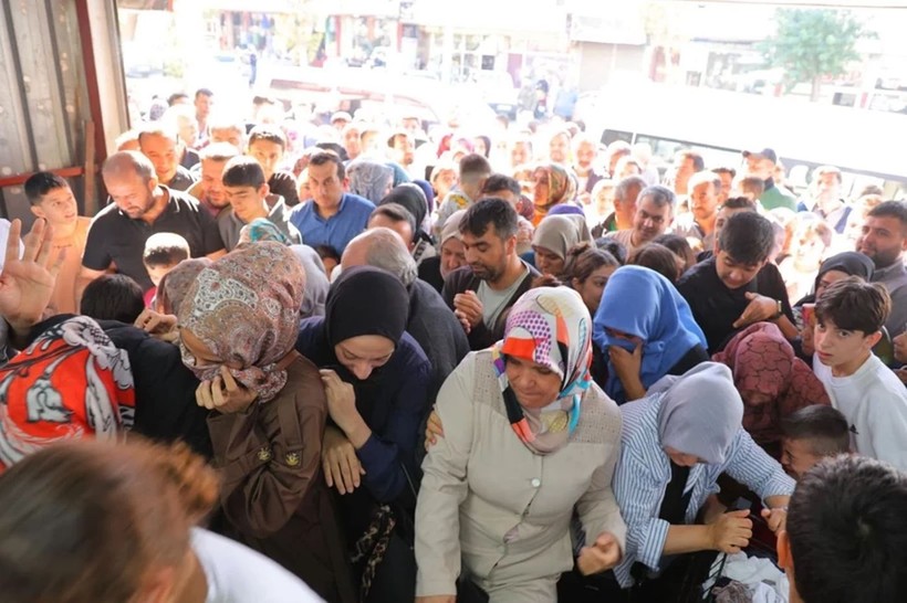 'Ne alırsan 50 TL' dediler izdiham çıktı! 'Hiçbir şey alamadık' - Resim: 1