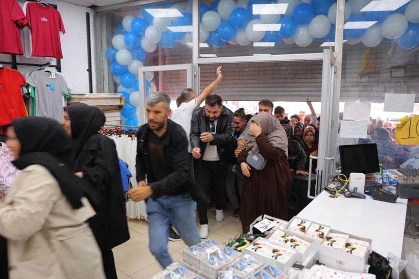 'Ne alırsan 50 TL' dediler izdiham çıktı! 'Hiçbir şey alamadık' - Resim: 2