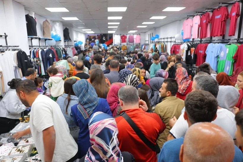 'Ne alırsan 50 TL' dediler izdiham çıktı! 'Hiçbir şey alamadık' - Resim: 4